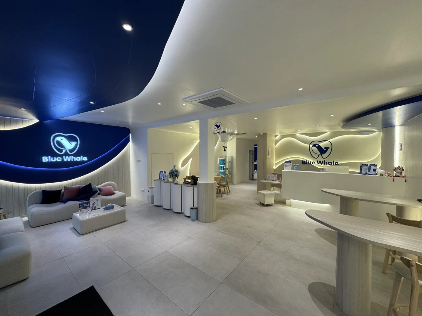 บรรยากาศภายในคลินิก Blue Whale Dental โทนฟ้า สะอาด สงบ